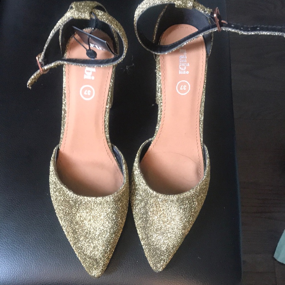 Gold shoe